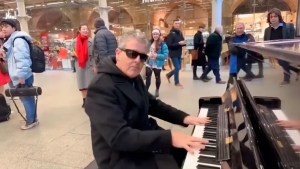 Transmitía en vivo mientras tocaba el piano en Londres y empleados de la televisión china quisieron censurarlo: No nos puedes filmar (Video)