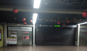 Metro de Caracas dejó encerrados a dos usuarios que volvían a casa durante la madrugada
