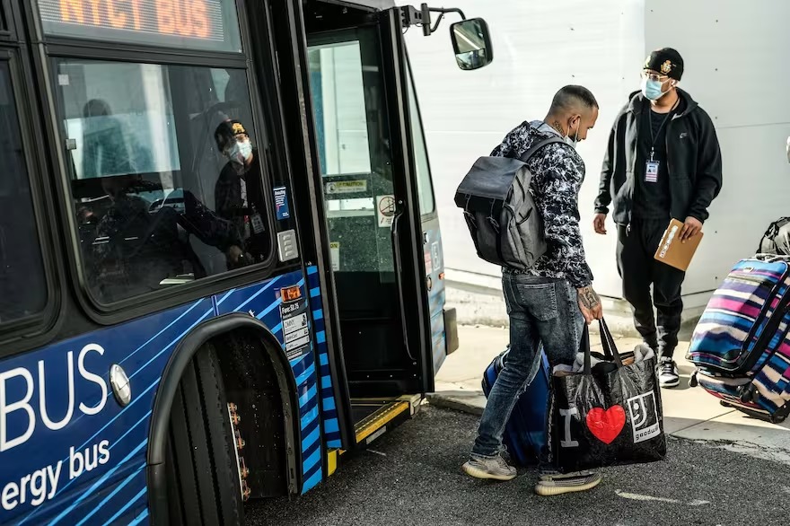 La respuesta del gobernador de Texas al alcalde de Nueva York en medio de la polémica por el traslado de migrantes