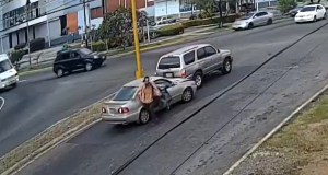 Pánico en Puerto Ordaz: intentó meterse a un carro mientras esperaba el semáforo y aterrorizó a la conductora (VIDEO)