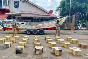 Panamá decomisa más de una tonelada de droga en una lancha y arresta a dos personas