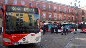 Conductor de victorias: anciana perdió un bolso con miles de euros en un autobús y el chofer se lo devolvió