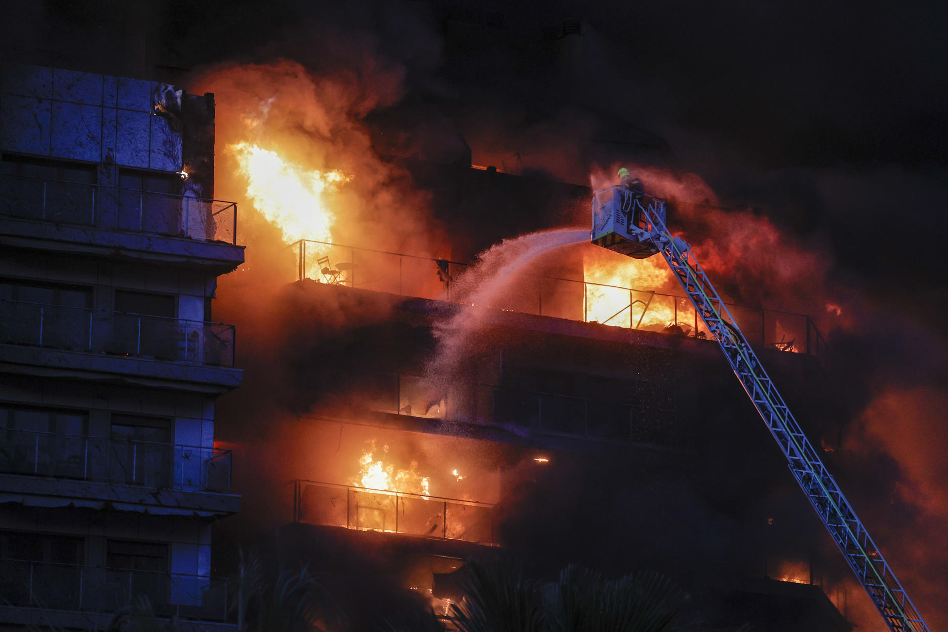 Gran incendio devora edificio residencial en Valencia, España