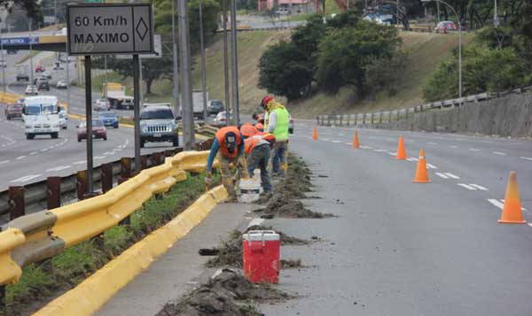 Mala señalización casi provoca terrible accidente en la Autopista Francisco Fajardo (VIDEO)