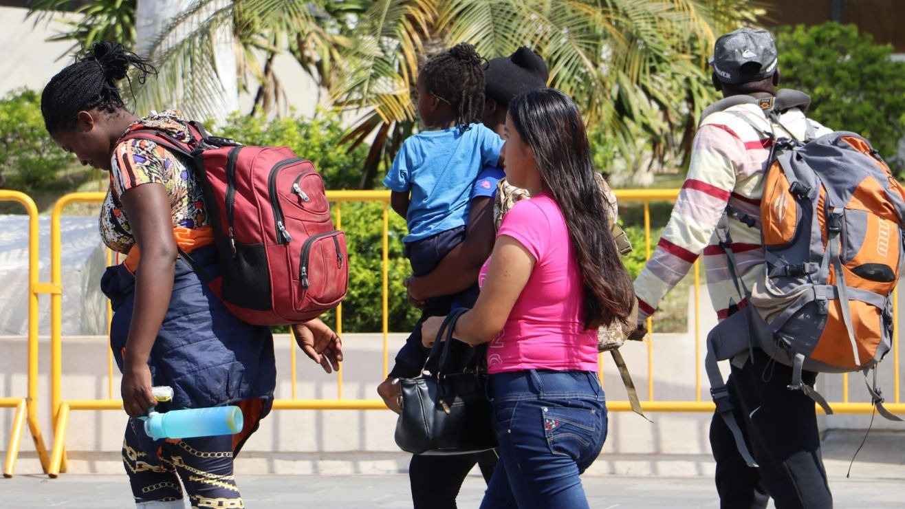 Nueva York lanza tarjetas de crédito prepago destinadas a familias inmigrantes para comprar alimentos y suministros