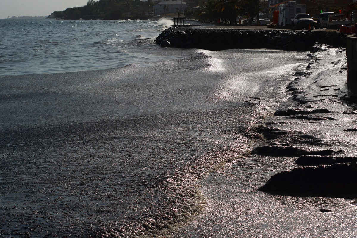Trinidad y Tobago admitió que el derrame petrolero en sus costas “no está bajo control”
