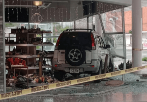 Conductora perdió los frenos y estrelló su camioneta contra centro comercial en Maracaibo