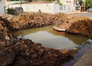 Una “piscina” dejó HidroPáez en la calle 5 de Julio en Valle de la Pascua (IMÁGENES)