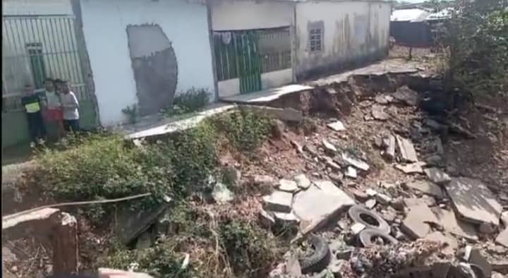 Por causa de las lluvias se desplomó una casa construida a orilla de un caño en Barinas