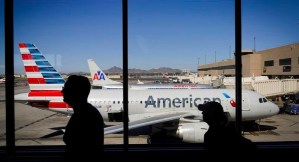Un pasajero intenta abrir la puerta de un avión en pleno vuelo en EEUU