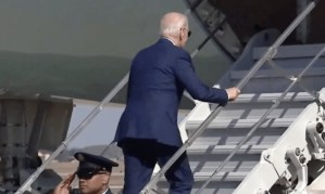 Biden aún no consigue entablar una amistad con las escaleras del Air Force One: su último tropezón (VIDEO)