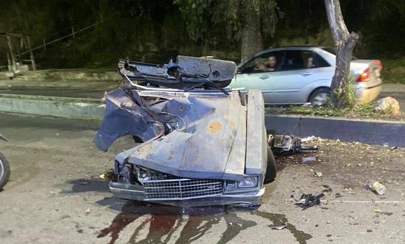 Terrible accidente en Caricuao deja un carro partido a la mitad (Imágenes)