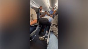 EN VIDEO: el momento en que pasajero intentó abrir la puerta de emergencia de un avión en pleno vuelo en EEUU