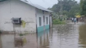 Lluvias causan estragos en Palmarito, un pueblito de Mérida en peligro por la crecida del Lago de Maracaibo
