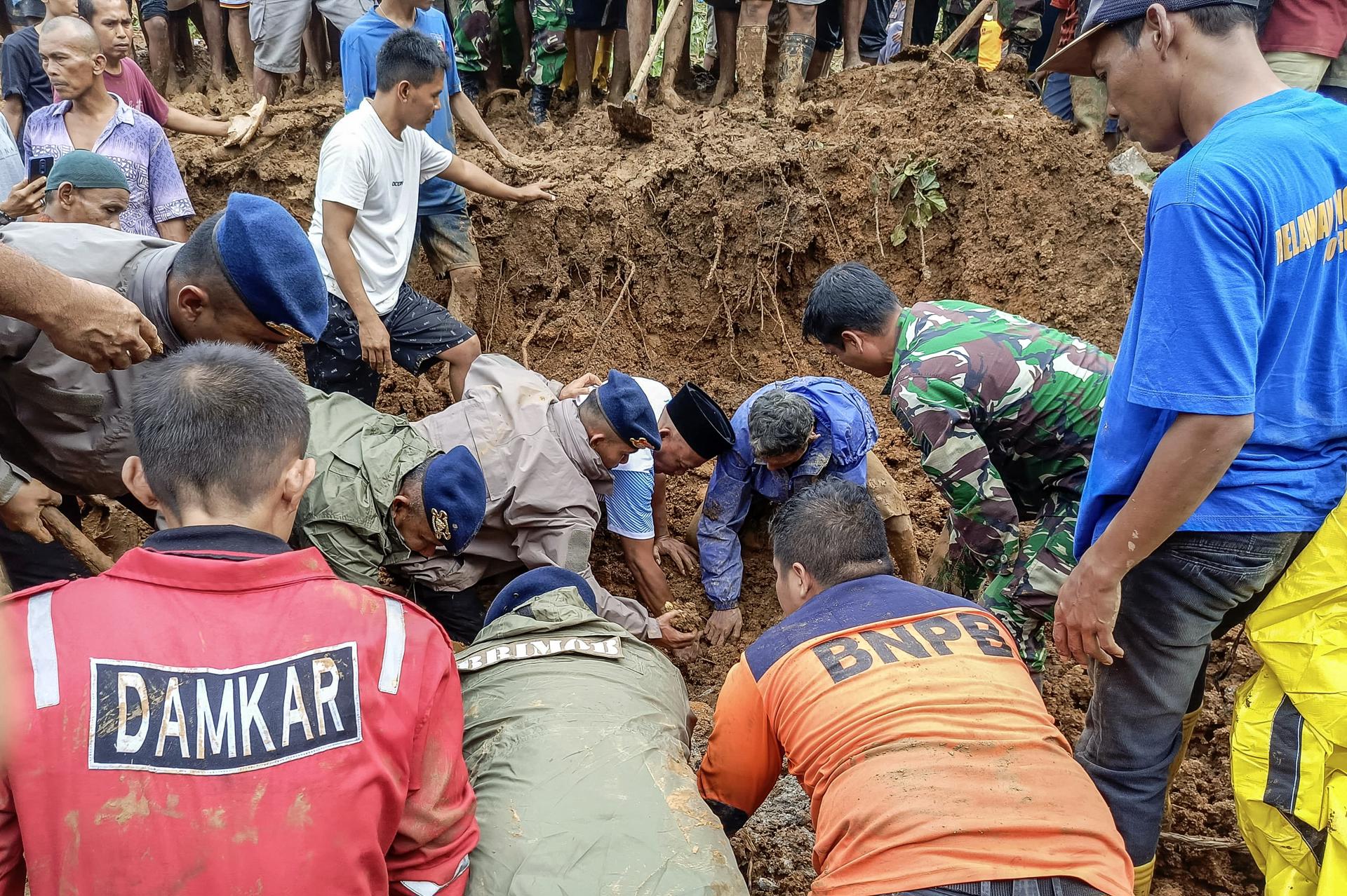 Suben a 26 los muertos por las inundaciones y los corrimientos de tierra en Indonesia