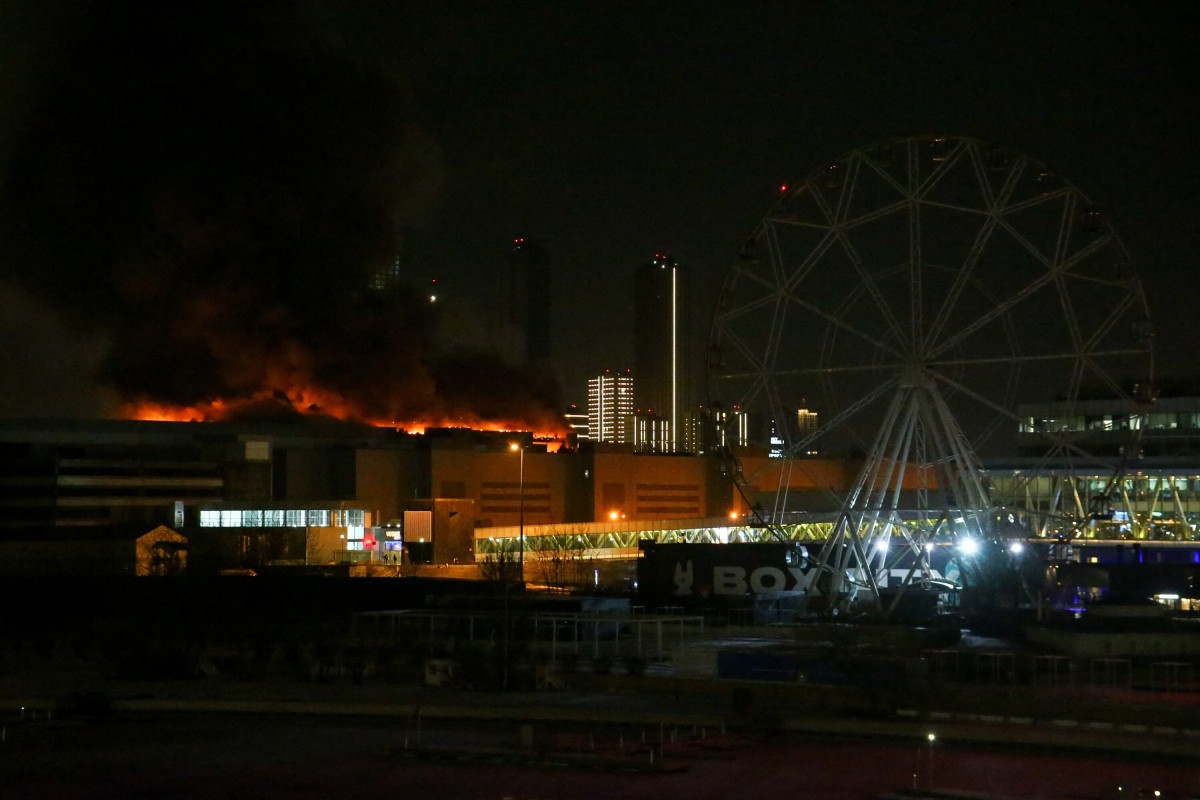 Helicópteros especializados extinguen las llamas en sala de conciertos incendiada en Moscú