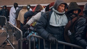 Nueva York niega a algunos migrantes el “derecho a refugio” tras acuerdo con activistas