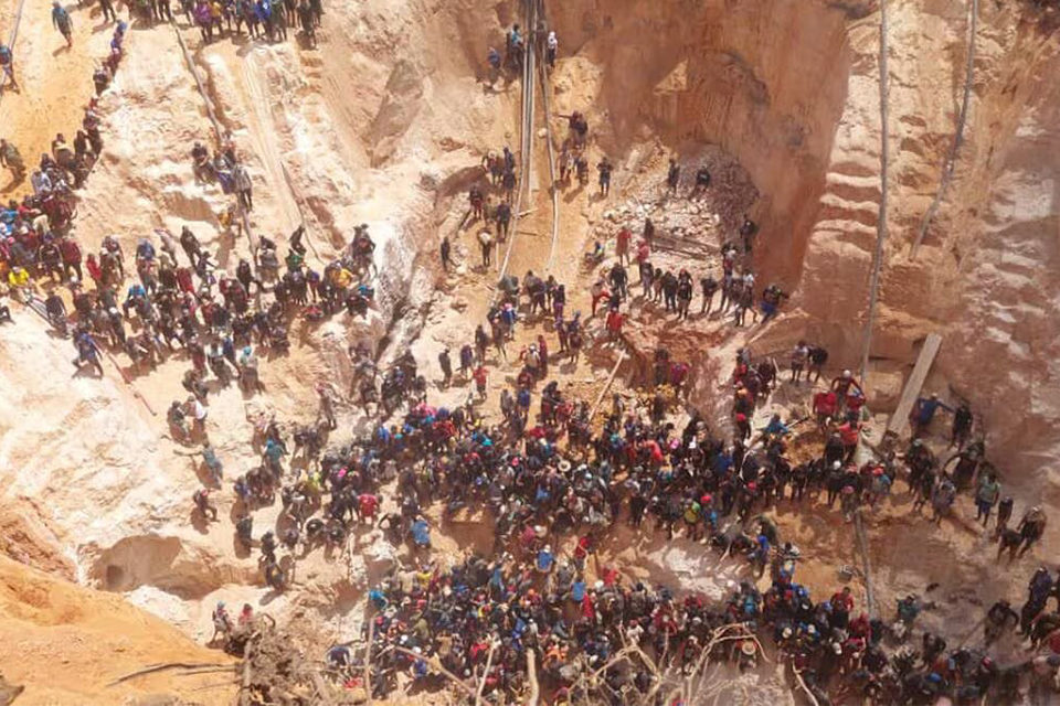 Desalojadas más de dos mil personas de la mina “Bulla Loca” tras el derrumbe