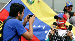 “En modo guerra”: Periodistas venezolanos denuncian cierre de medios y precaria situación en el exilio