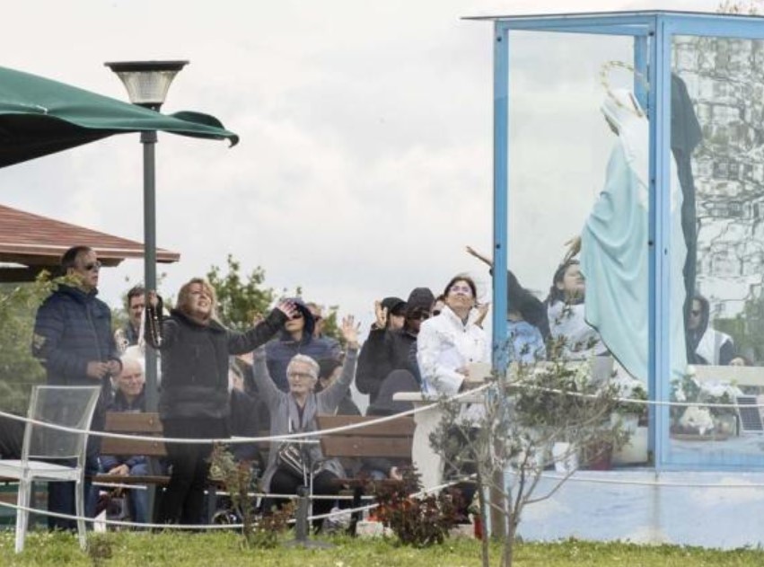 Errores teológicos y contradicciones: La Iglesia desacredita las apariciones de la Virgen que “llora sangre” en Italia