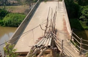 En comunidad indígena de Anzoátegui temen quedar incomunicados por colapso de un puente