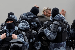 Fuerzas de Putin detuvieron a más de 100 personas que participaron en funeral de Navalni