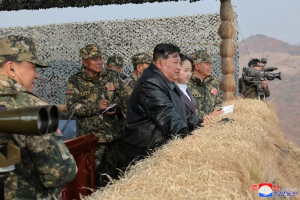 Kim Jong-un supervisó ejercicios militares junto a su hija y pidió al ejército norcoreano que se prepare para la guerra