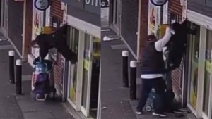 VIDEO: Mujer esperaba para comprar en un negocio, pero sufrió un inusual accidente y tuvo que ser rescatada