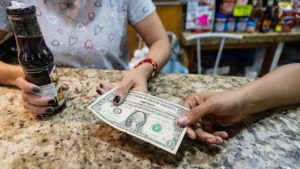 La realidad del ahorro en Venezuela: el dilema entre llenar la alcancía o la nevera