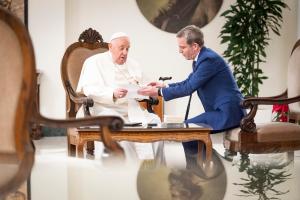 El Papa revela en un libro su relación con Ratzinger: No permitió que se hablase mal de mí