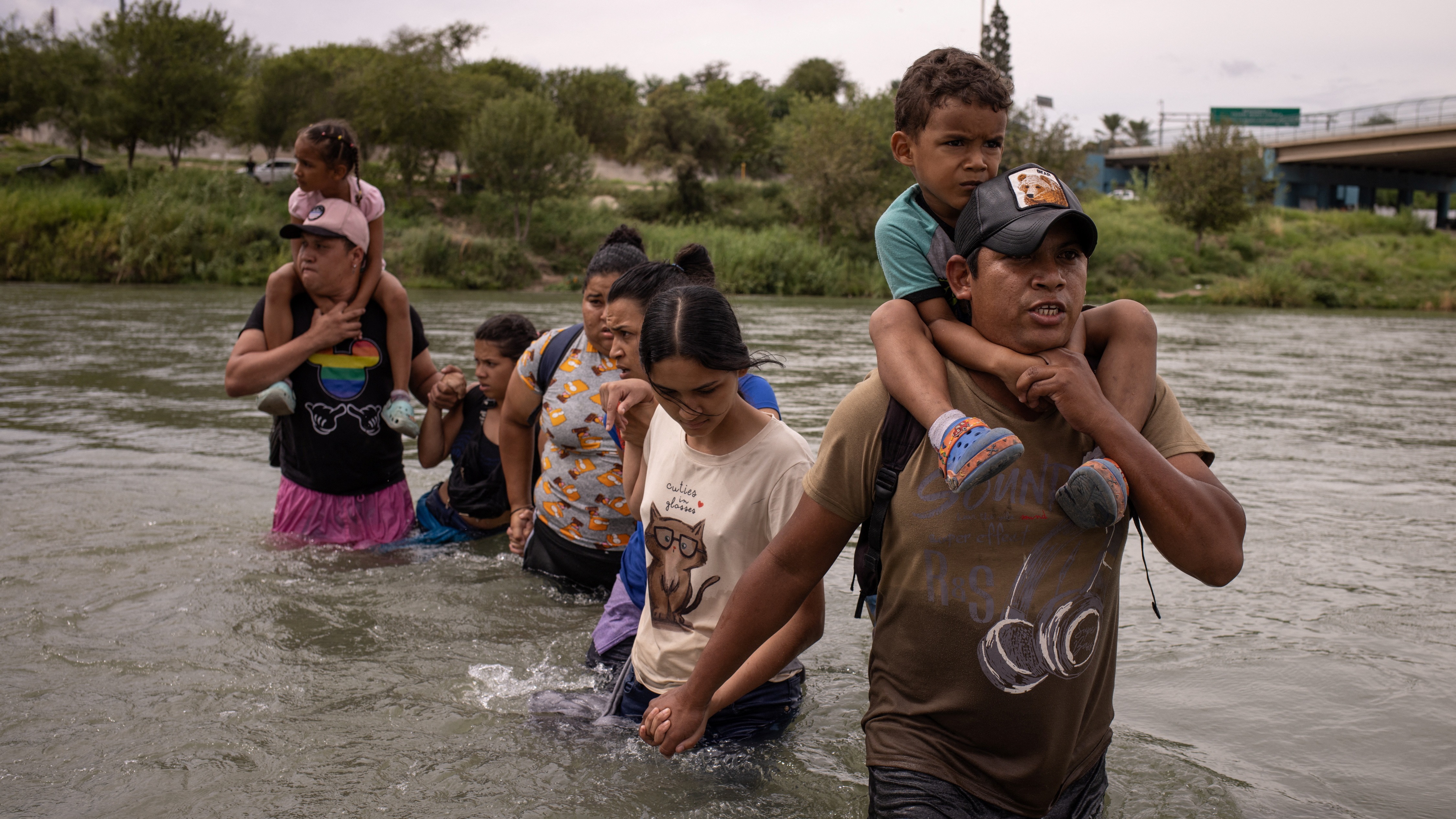Zozobra entre los migrantes en la frontera de México y EEUU por el futuro de la Ley antiinmigrante de Texas