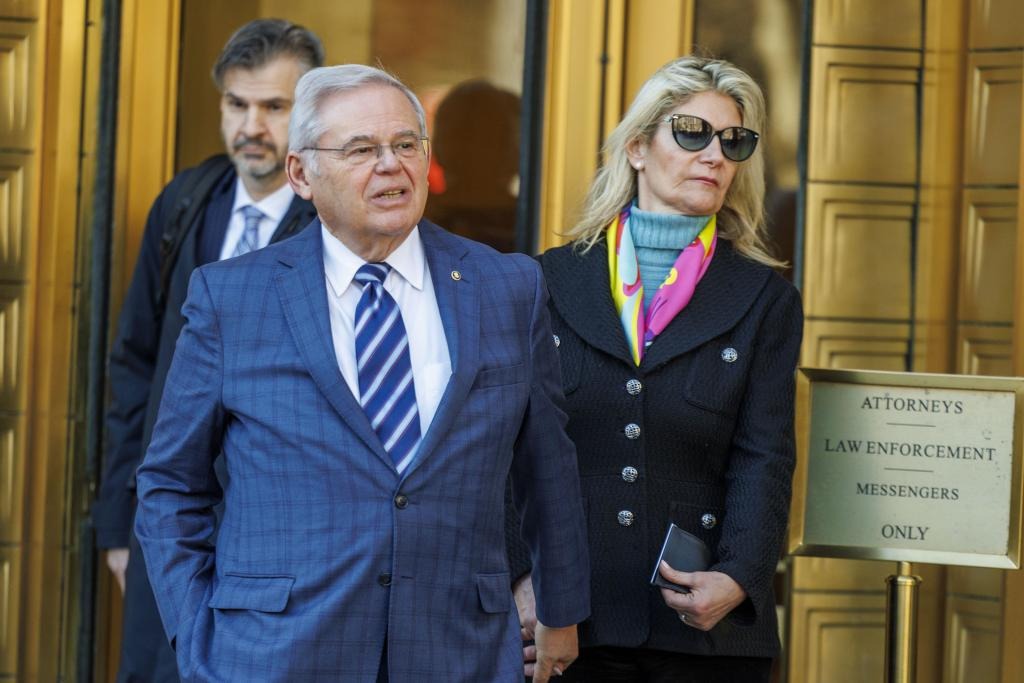 Senador Bob Menéndez y su esposa serán juzgados por separado en caso de soborno