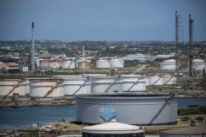Refinería de Curazao reabre con la mira puesta en petróleo de Venezuela