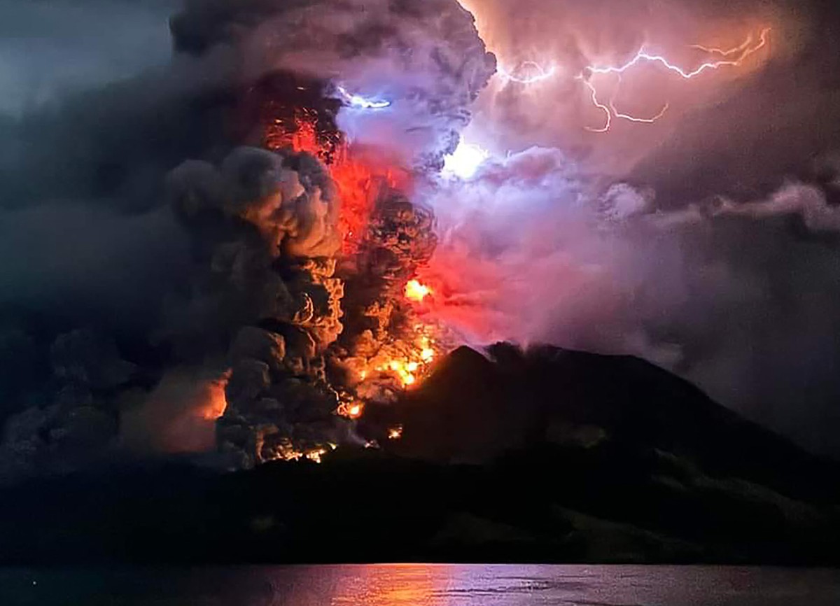 Las impresionantes IMÁGENES de la erupción de un volcán Ruang en Indonesia: miles de evacuados y una alerta de tsunami