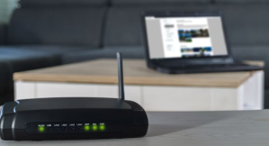 ¿Cómo tienen que estar las antenas del router para mejorar la potencia de la red WiFi?