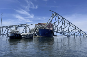 Abierto un canal temporal para los buques que retiran escombros del puente de Baltimore