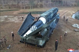 El último sistema de misiles hipersónicos de Corea del Norte es un arma de aspecto siniestro