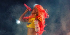 Karol G mostró una “lola” en pleno  concierto en Colombia
