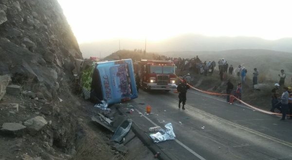 Al menos ocho muertos y 23 heridos al volcar un autobús turístico en Brasil