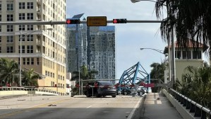 El colapso de una grúa de construcción dejó un muerto y dos heridos de gravedad en Fort Lauderdale (VIDEO)