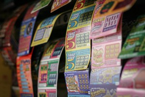 Estadounidenses gastan más en loterías que en cine y conciertos, según estudio reciente