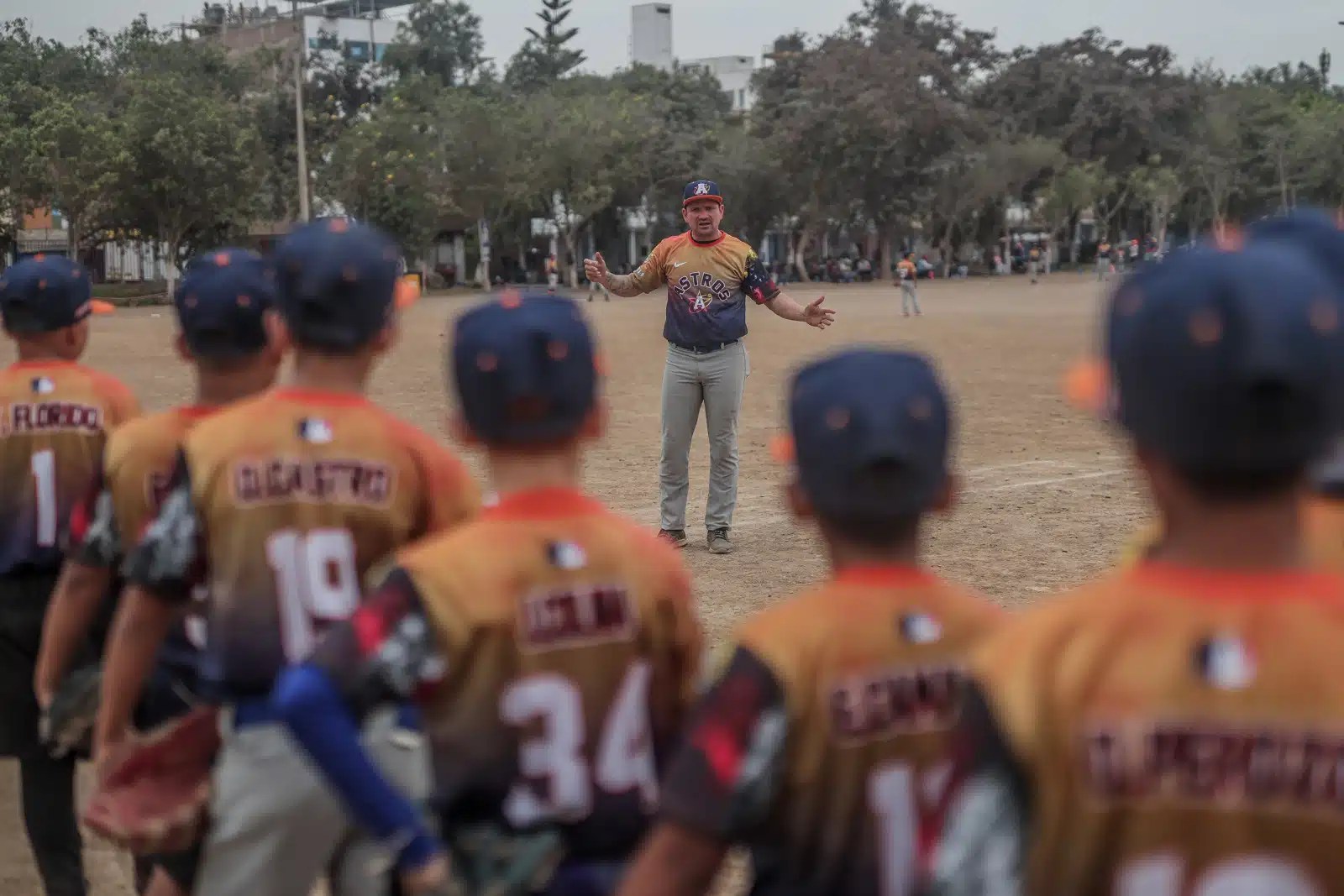 El béisbol, casi desconocido en Perú, se convierte en refugio de niños y sus familiares venezolanos (VIDEO)