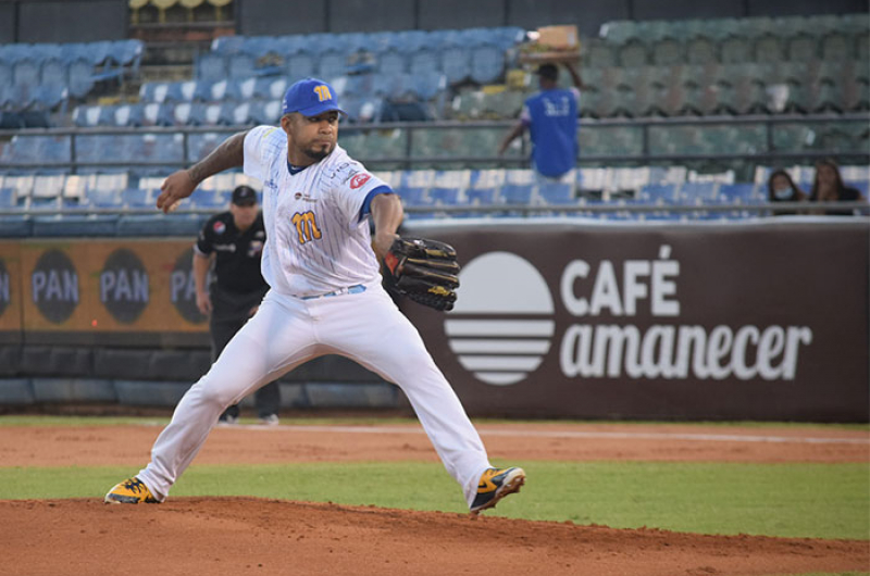 Navegantes realizaron cambio con Tiburones por Junior Guerra