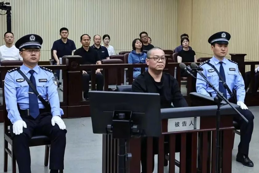China condenó a muerte a un ex banquero acusado de recibir 151 millones de dólares en sobornos
