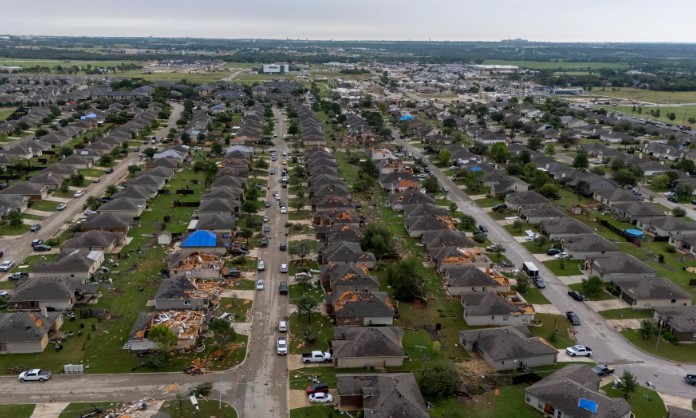 Casi medio millón de personas siguen sin luz en Texas tras fuertes lluvias