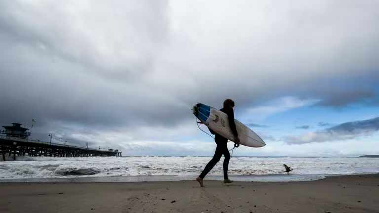 Cerraron una popular playa en California tras ataque de un tiburón a un surfista