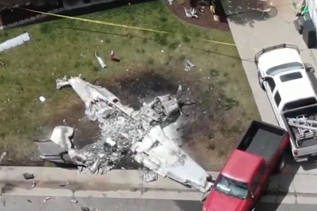 Avión se estrella en el patio de una casa en Colorado y los vecinos sacan a las víctimas, incluidos dos niños