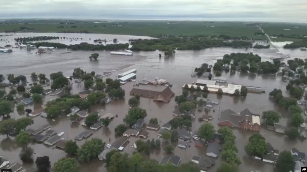 Inundaciones obligan a habitantes a abandonar sus casas en varias localidades de Iowa