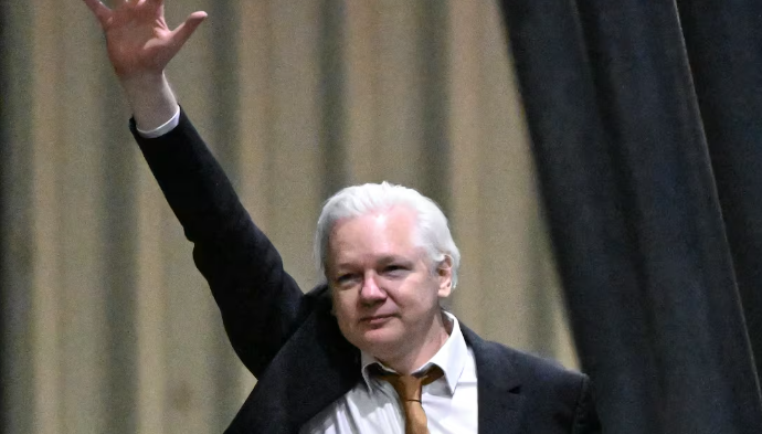 La acogida de Julian Assange en Australia refleja la división política en el país