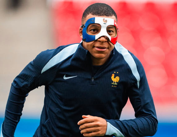 Mbappé se entrena con máscara y tranquiliza a los hinchas franceses